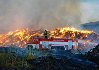 Požár dvou stohů slámy v obci Božetice likvidovali profesionální hasiči z Milevska a dobrovolní hasiči obcí Chyšky, Milevsko, Opařany, Květuš a Sepekov. (13.8.2015)