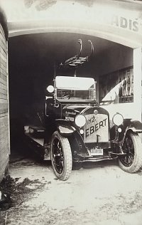 Automobilová stříkačka v bývalé hasičské zbrojnici pod Farou, zakoupená roku 1926 od firmy Ing. Eberta za 92 500 Kč.