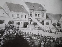 Hasičské cvičení se záchrannou plachtou u severní strany milevského náměstí při oslavách 25. výročí od založení hasičského sboru v Milevsku. (21.6.1895)