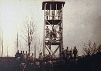 Cvičná dřevěná věž milevských hasičů. Věž stávala v sousedství Suchanova rybníka. (1892)