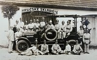 Milevští hasiči v roce 1926 s novou automobilovou stříkačkou.