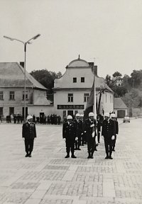 Vlajková četa na náměstí při oslavách 100. výročí založení sboru. (5.7.1970)