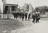 Odchod vlajkové čety a průvodu na náměstí od požární zbrojnice při oslavách 100. výročí založení sboru. (5.7.1970)