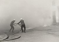 Ukázka hašení požáru ve staré požární zbrojnici v Milevsku při oslavách 100. výročí založení sboru. (5.7.1970)