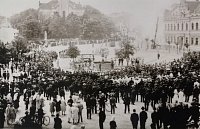 "Požár milevské radnice" - námětové cvičení milevských hasičů na náměstí roku 1929.