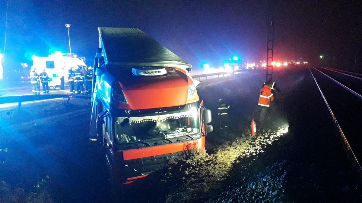 Vážná nehoda zastavila provoz na silnici číslo 3 u obce Bystřice na Benešovsku POŽÁRY cz