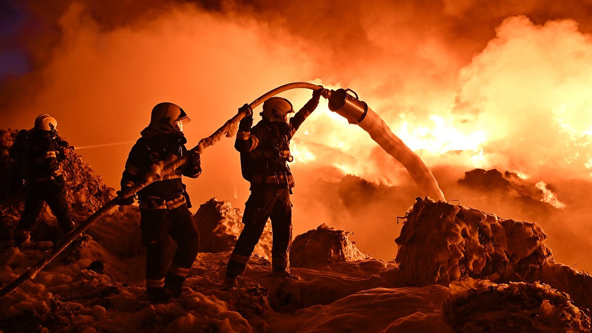 Incendio destruye cinco viviendas y una ebanistería en La Cambronal, Santiago, durante la madrugada del sábado
